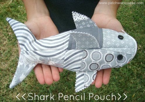 forrás: http://www.patchworkposse.com/shark-pencil-case-tutorial/