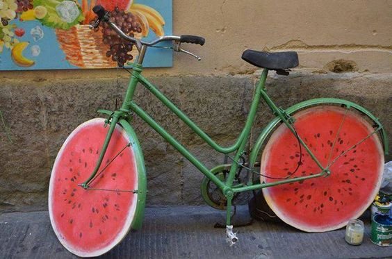 Fiets met meloen wielen